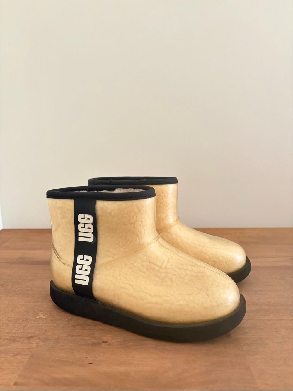 UGG Kids Classic Clear Mini II Boots Natural Black Size 2